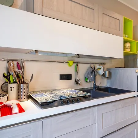 Guesthost - Casa Joyful *